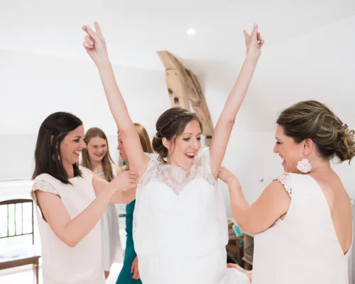 Mariage-habillage-mariee-et-ses-temoins-chateau-arcelot