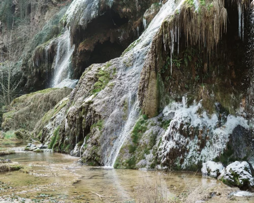 cascade-baume-les-messieurs-en-hiver